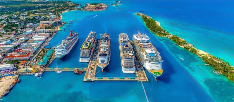 sailing boat and the ocean on a bahamas sailing itinerary