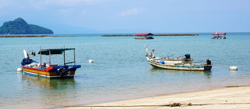 boats and the beach on a Malaysia sailing itinerary