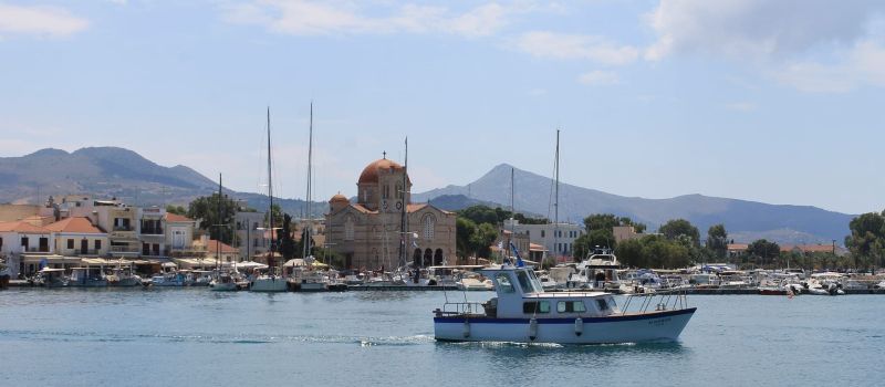 harbour and boats on a Saronic sailing itinerary